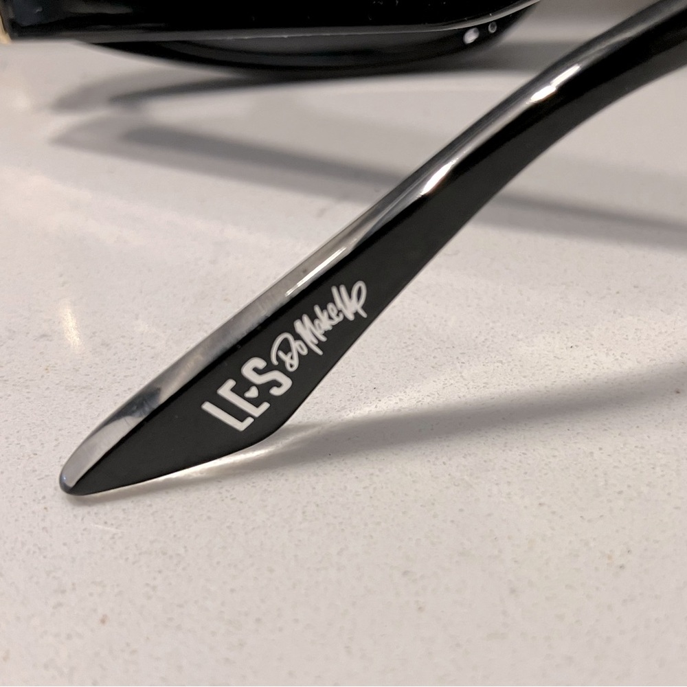 Chic Black Rectangular Sunglasses - image 7